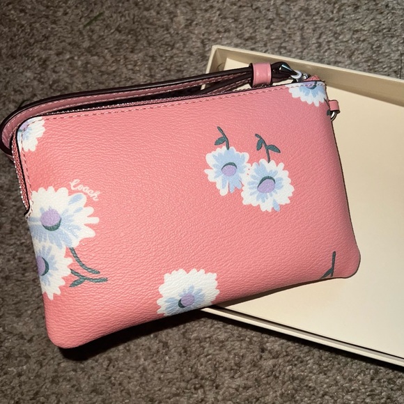 Coach Boxed Corner Zip Wristlet in Daisy Bubblegum - Picture 2 of 10